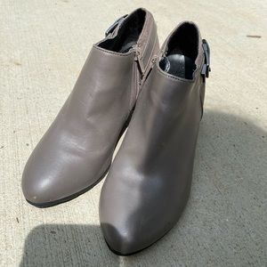 WOMENS SIZE 7 HEELS GRAY